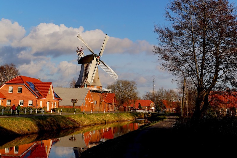 Dutch canals on riverboat tours Europe